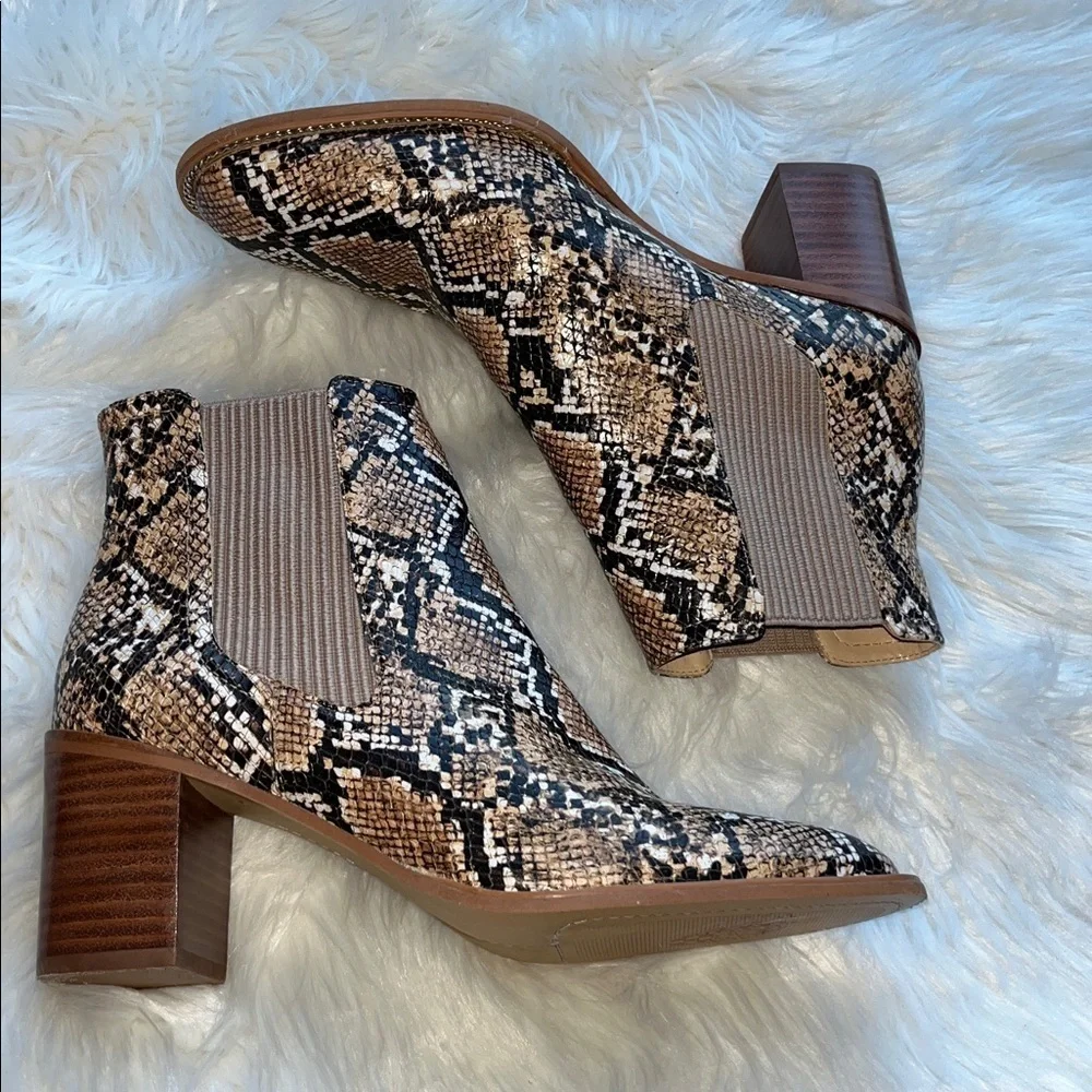 Vince Camuto Jentilliy Chelsea Bootie Leather Size 9 Snake Print